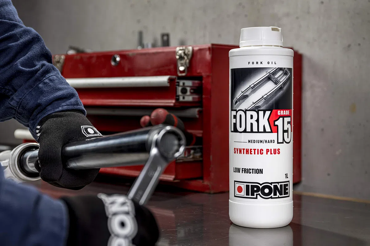 IPONE - Aceite de Horquilla Moto - Fork 15 - Semisintético - Alto rendimiento - Tecnología Anti-fricción y Anti-Emulsion - Envase 1 Litro