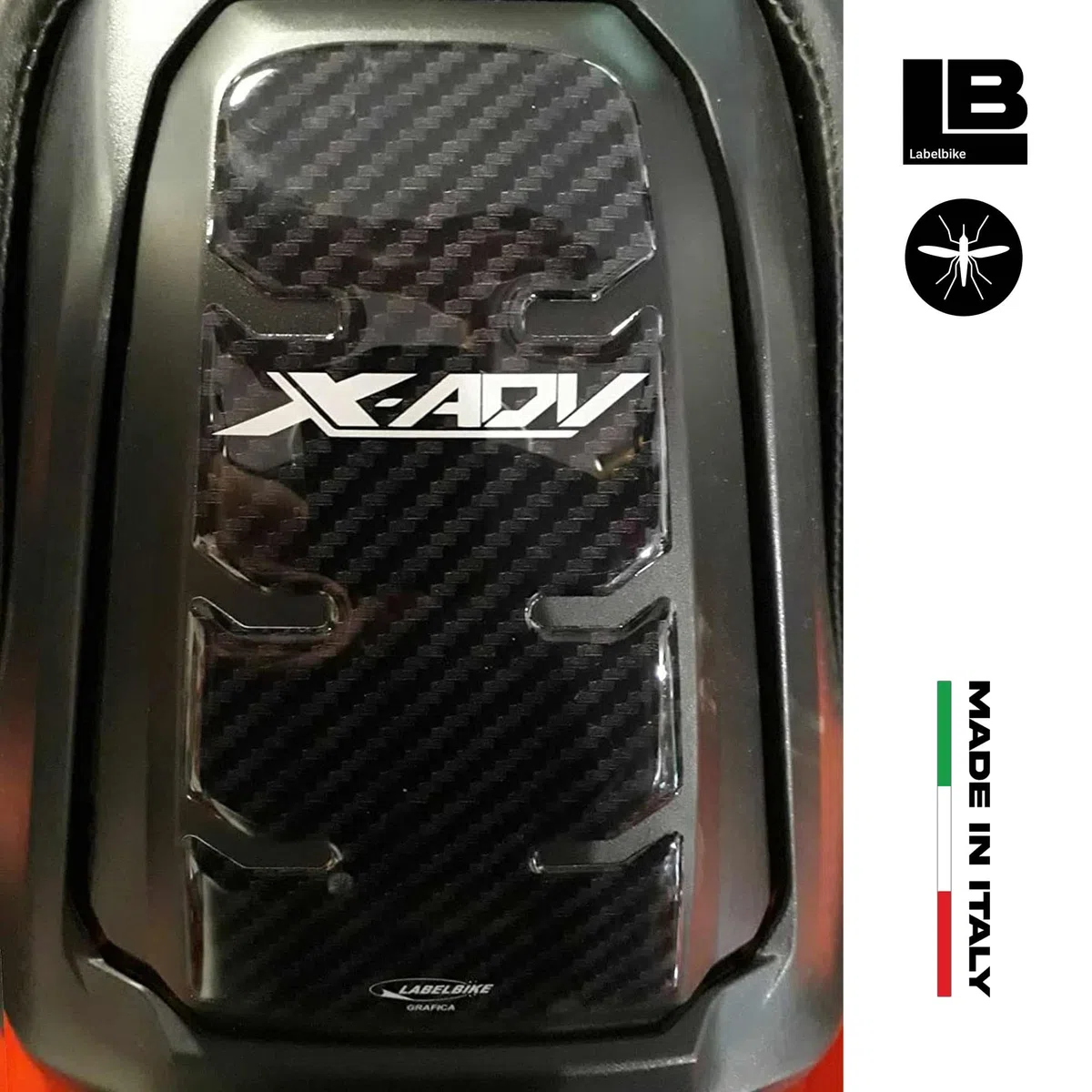 labelbike - Pegatina 3D Puerta Depósito Xadv Decoración y Protección Moto Scooter con Licencia Oficial Honda en Resina Compatible con Honda X-ADV 750 2017-2020 - Color Carbono
