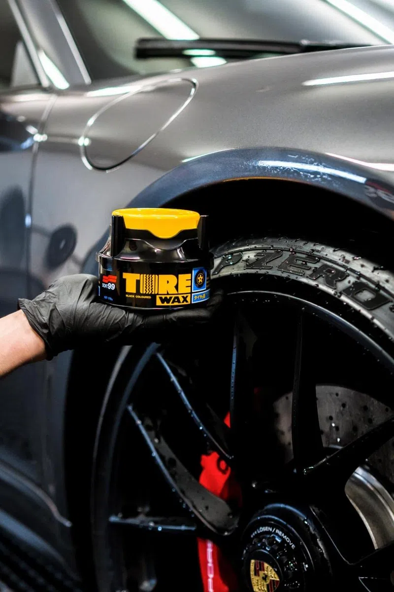 SOFT99 Tire Black Wax 170 g - Apósito mate para neumáticos de coche, mejora la negrura y el brillo de los neumáticos, deja un acabado natural, protección contra la suciedad, la humedad y los rayos UV,