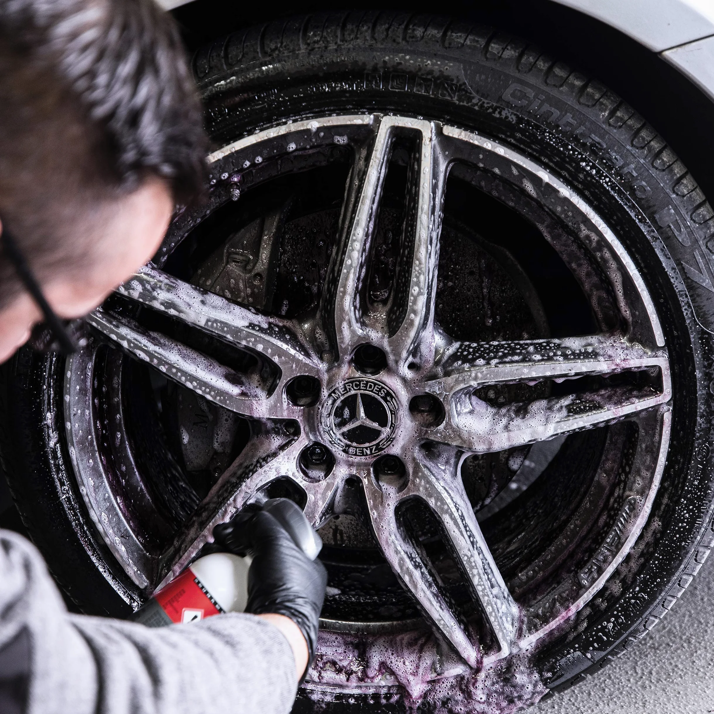 detailmate Juego de limpieza de llantas Koch Chemie MWC Magic Wheel Cleaner, limpiador de llantas sin ácido, 500 ml, pincel ValetPro y paño de microfibra para pulir (juego de cepillos suaves)