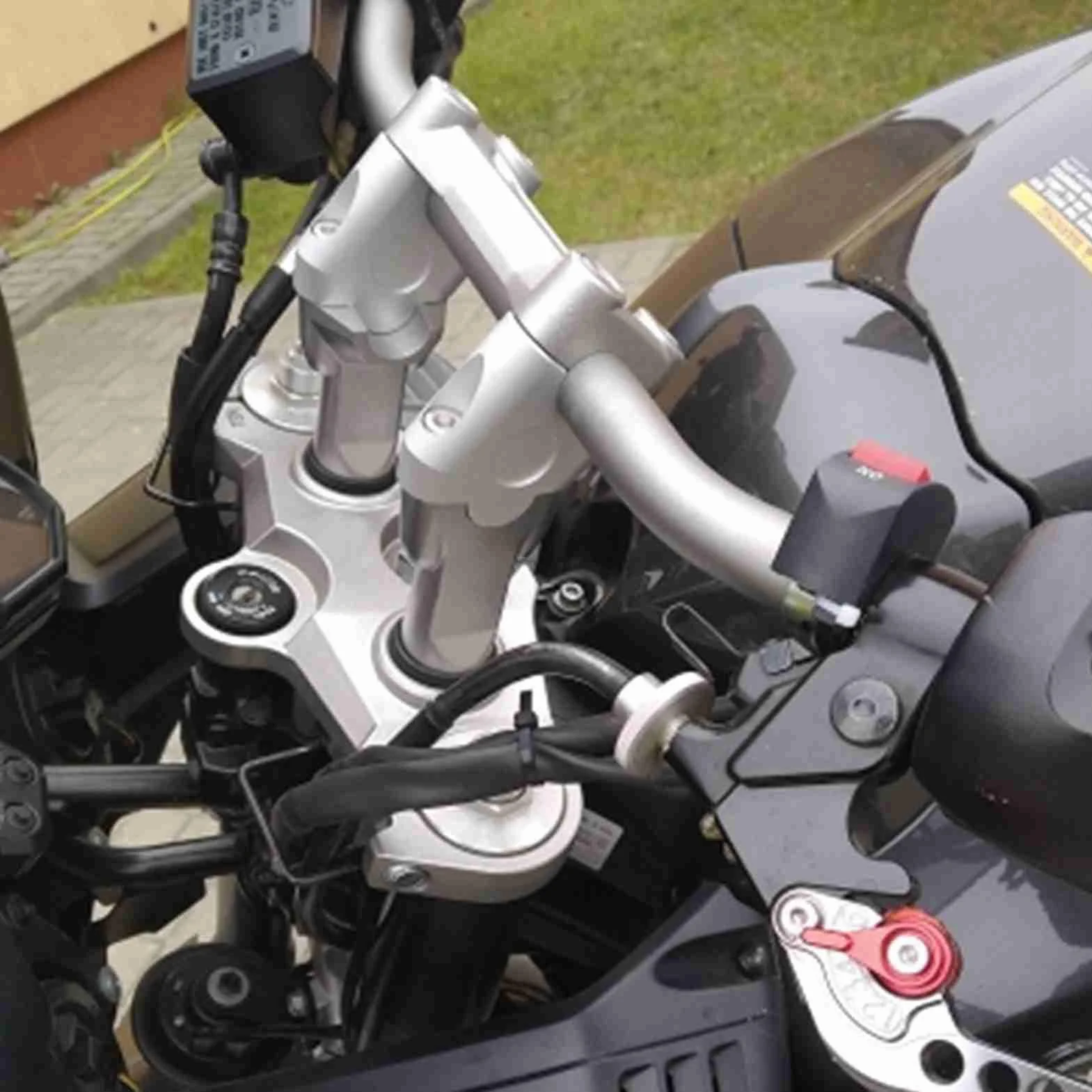 Abrazadera elevadora del manillar de la motocicleta, 22 mm Abrazadera universal del manillar elevador de la barra del manillar de la motocicleta Adaptador de montaje de movimiento hacia atrás(Cromo)