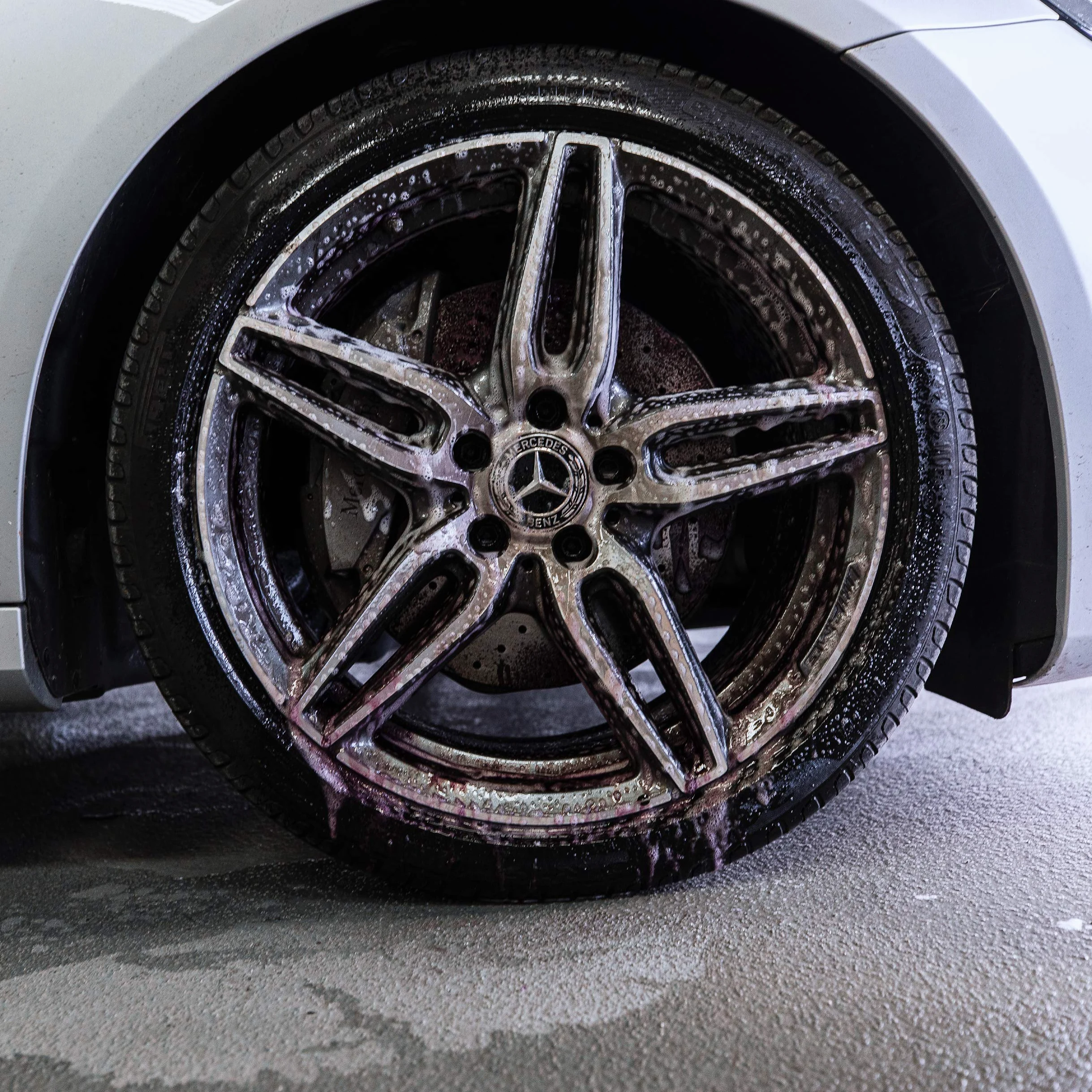 detailmate Juego de limpieza de llantas Koch Chemie MWC Magic Wheel Cleaner, limpiador de llantas sin ácido, 500 ml, pincel ValetPro y paño de microfibra para pulir (juego de cepillos suaves)