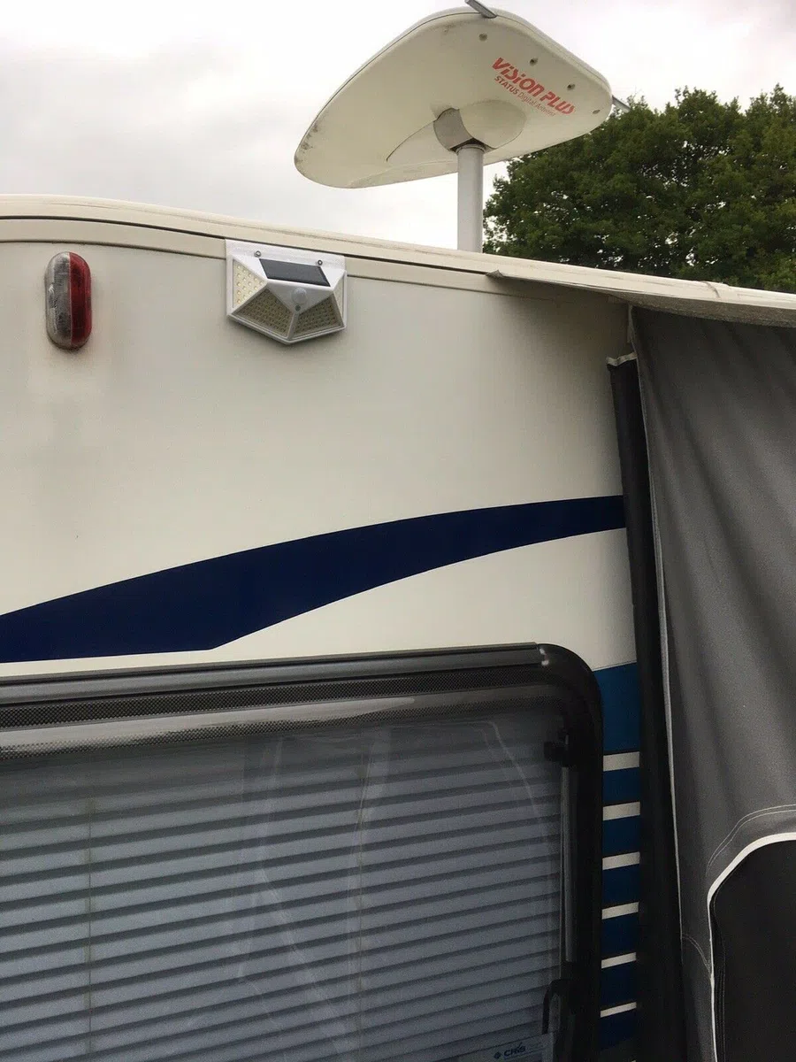 Luces LED solares para toldo de RV, 100 LED, luz Exterior para Porche de Autocaravana, luz con Sensor de Movimiento con 2 Piezas de riel de toldo Deslizante para Furgoneta, Caravana, Autocaravana