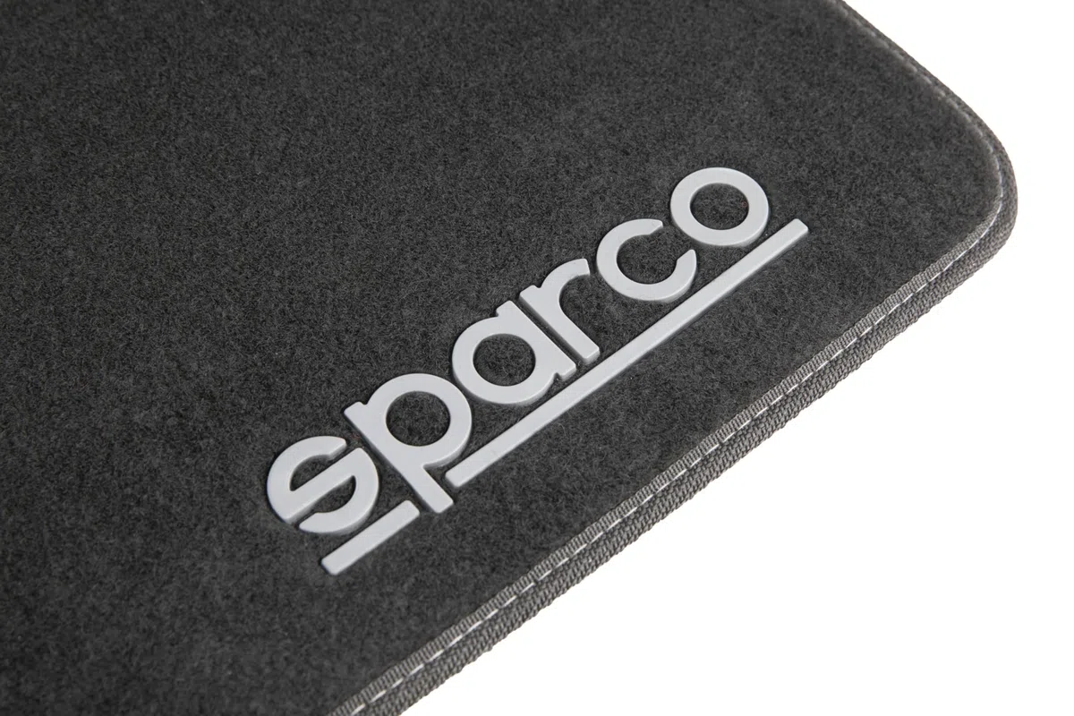 Sparco Alfombrillas de Coche de Moqueta 4 Piezas, Amazon Exclusive, Poliéster Resistente con Talonera, Antideslizantes, Fáciles de Instalar y Limpiar