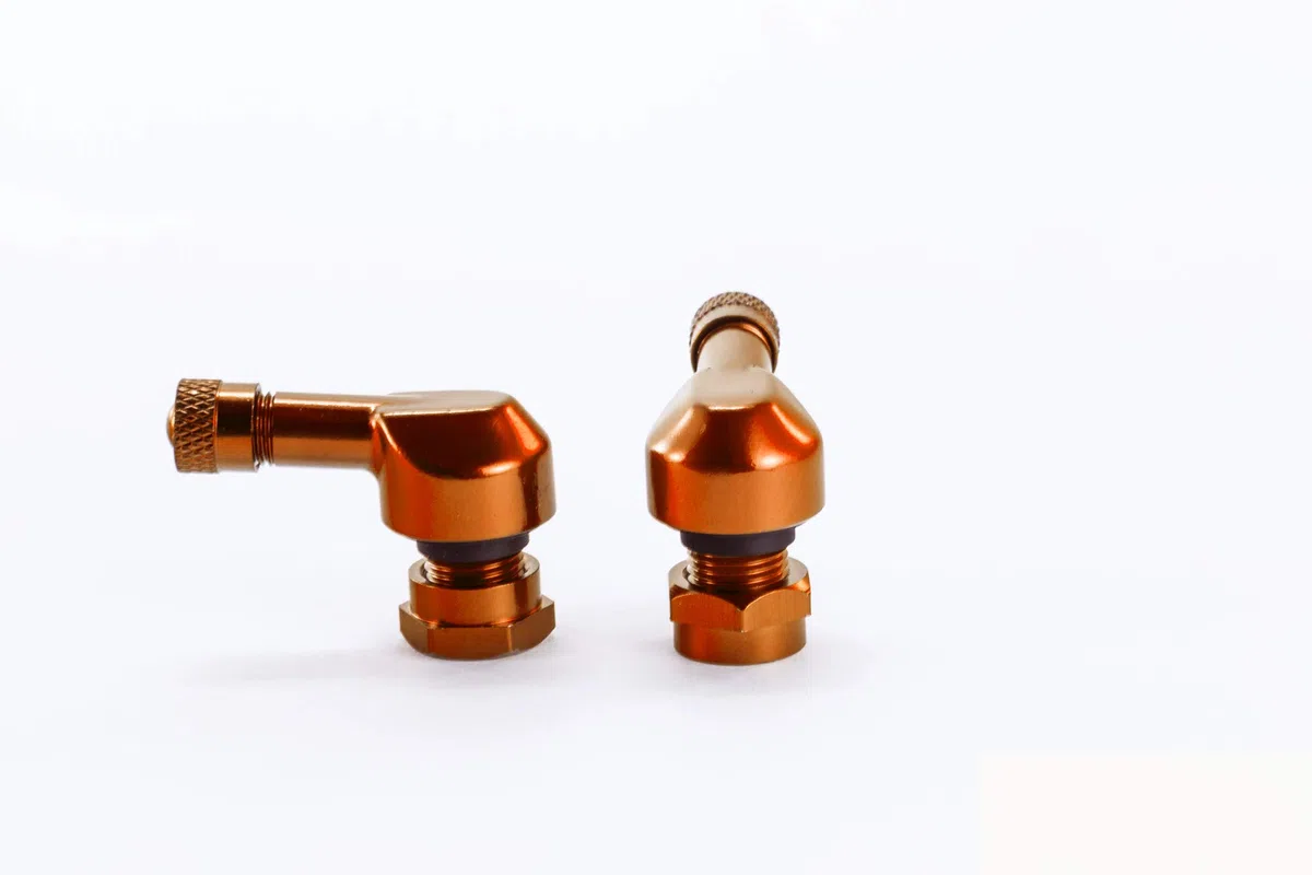 Puig 5591T Válvulas de rueda en aluminio mecanizado anodizado con diseño funcional para facilitar el inflado y personalizar la estética, Naranja