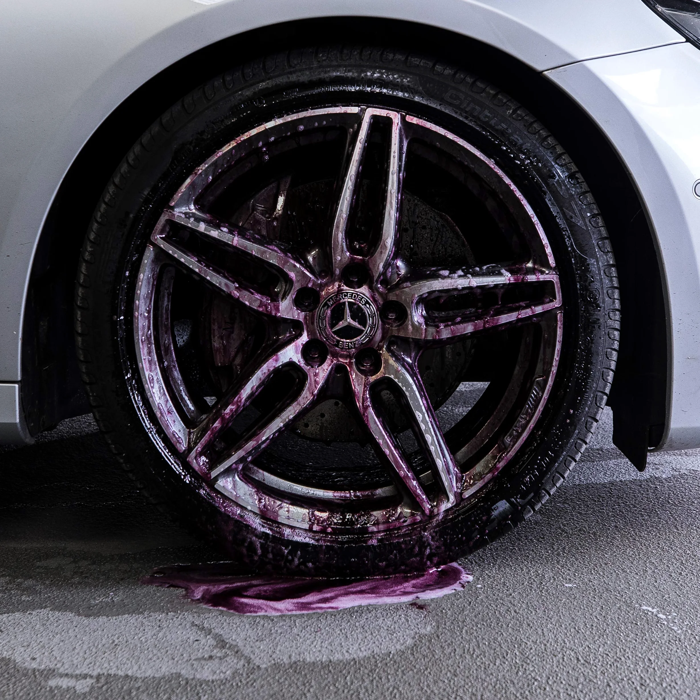 detailmate Juego de limpieza de llantas Koch Chemie MWC Magic Wheel Cleaner, limpiador de llantas sin ácido, 500 ml, pincel ValetPro y paño de microfibra para pulir (juego de cepillos suaves)