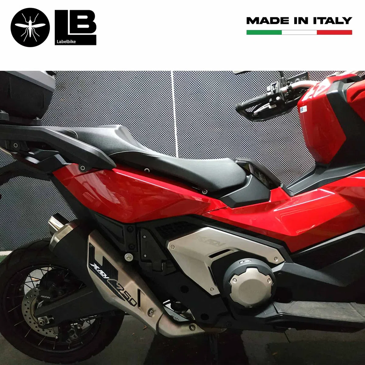 labelbike - Pegatinas 3D Tapa Escape Xadv Moto Scooter Decoraciones y Protecciones con Licencia Oficial Honda en Resina compatible con HONDA X-ADV 750 2017-2020 - Color Carbono