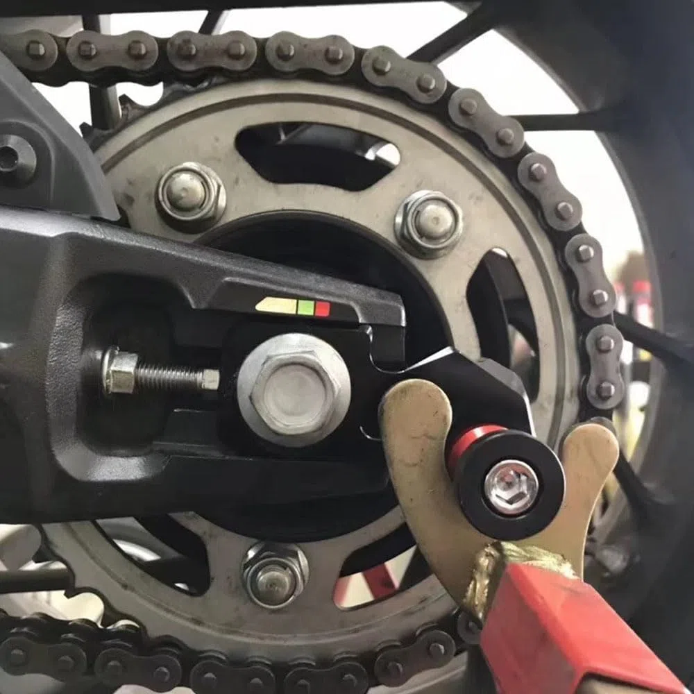 Para Honda CB650R CBR650R CB650F CBR650F Rueda trasera Soporte del eje Gancho de recogida Bloque del ajustador de la cadena Tornillo deslizante del carrete del brazo oscilante trasero (Rojo)