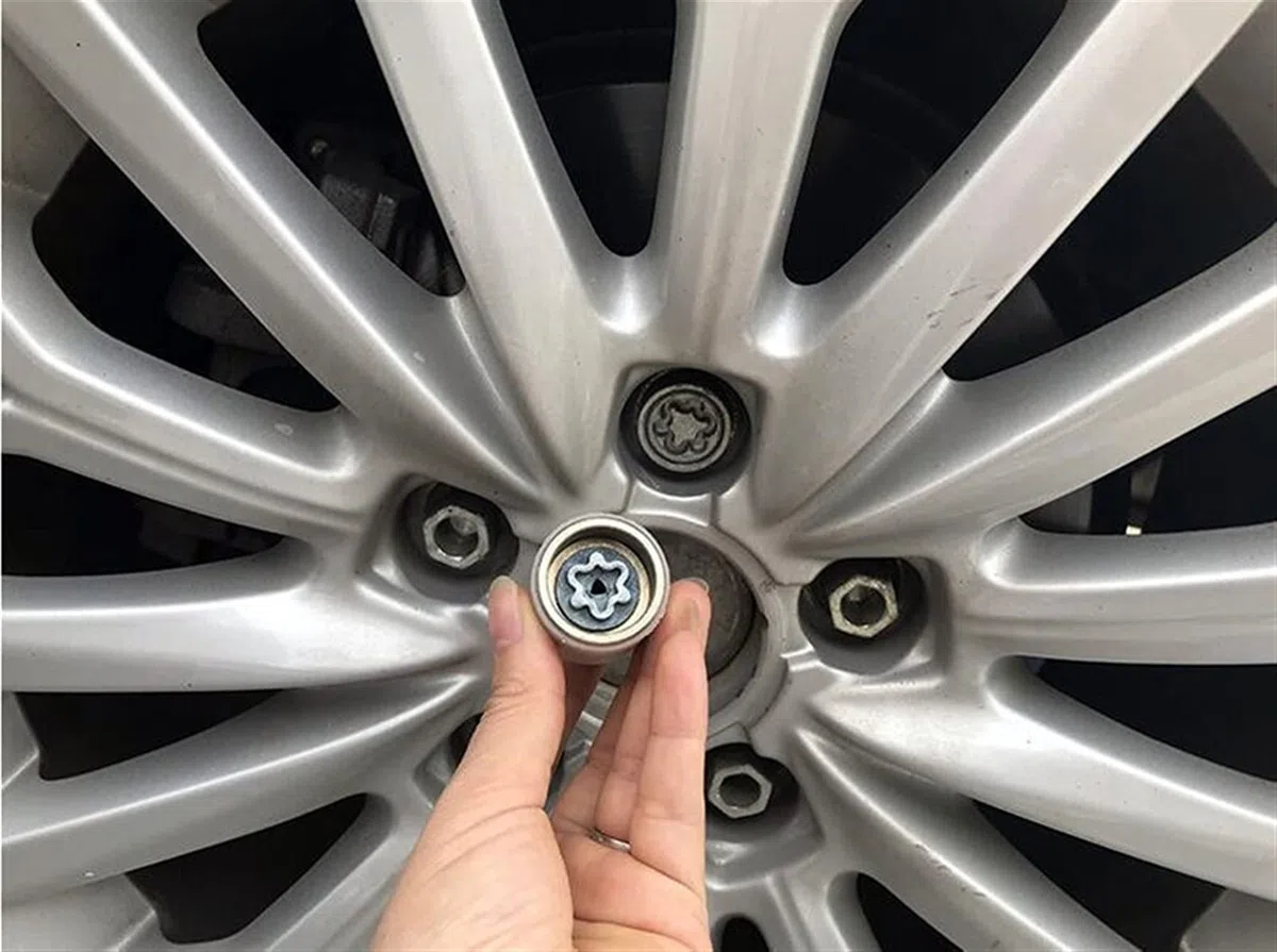 1 UNIDS NONENAME_Null / FIT para Audi A1 A5 A3 A4L A6L A7 Q3 Q5 A8 TT R8 Tornillo Antirrobo ANULO Torno DE ROUR TRANSMBILLO HERRAMIENTE MANGUELO Duradero y rentable (Color Name : F)