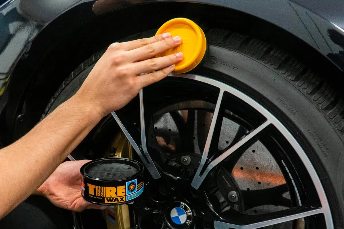 SOFT99 Tire Black Wax 170 g - Apósito mate para neumáticos de coche, mejora la negrura y el brillo de los neumáticos, deja un acabado natural, protección contra la suciedad, la humedad y los rayos UV,
