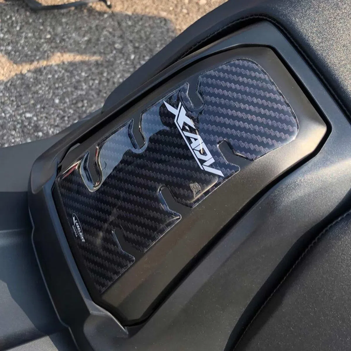 labelbike - Pegatina 3D Puerta Depósito Xadv Decoración y Protección Moto Scooter con Licencia Oficial Honda en Resina Compatible con Honda X-ADV 750 2017-2020 - Color Carbono