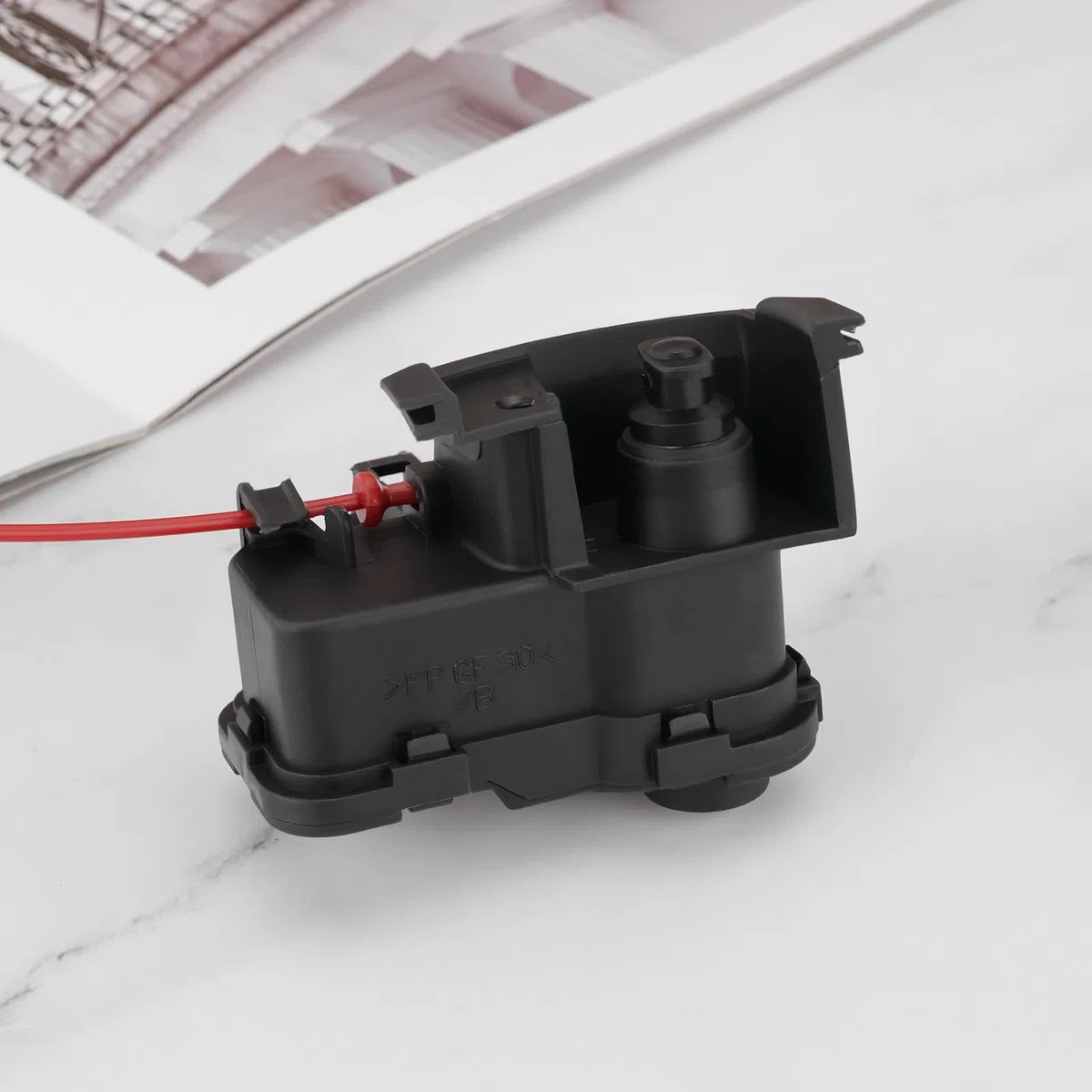 Motor Actuador Bloqueo Puerta Tanque Combustible La Tapa Llenado Combustible Compatible con Seat Leon Compatible con Skoda Compatible con VW Golf Touareg 7P0810773F Negro
