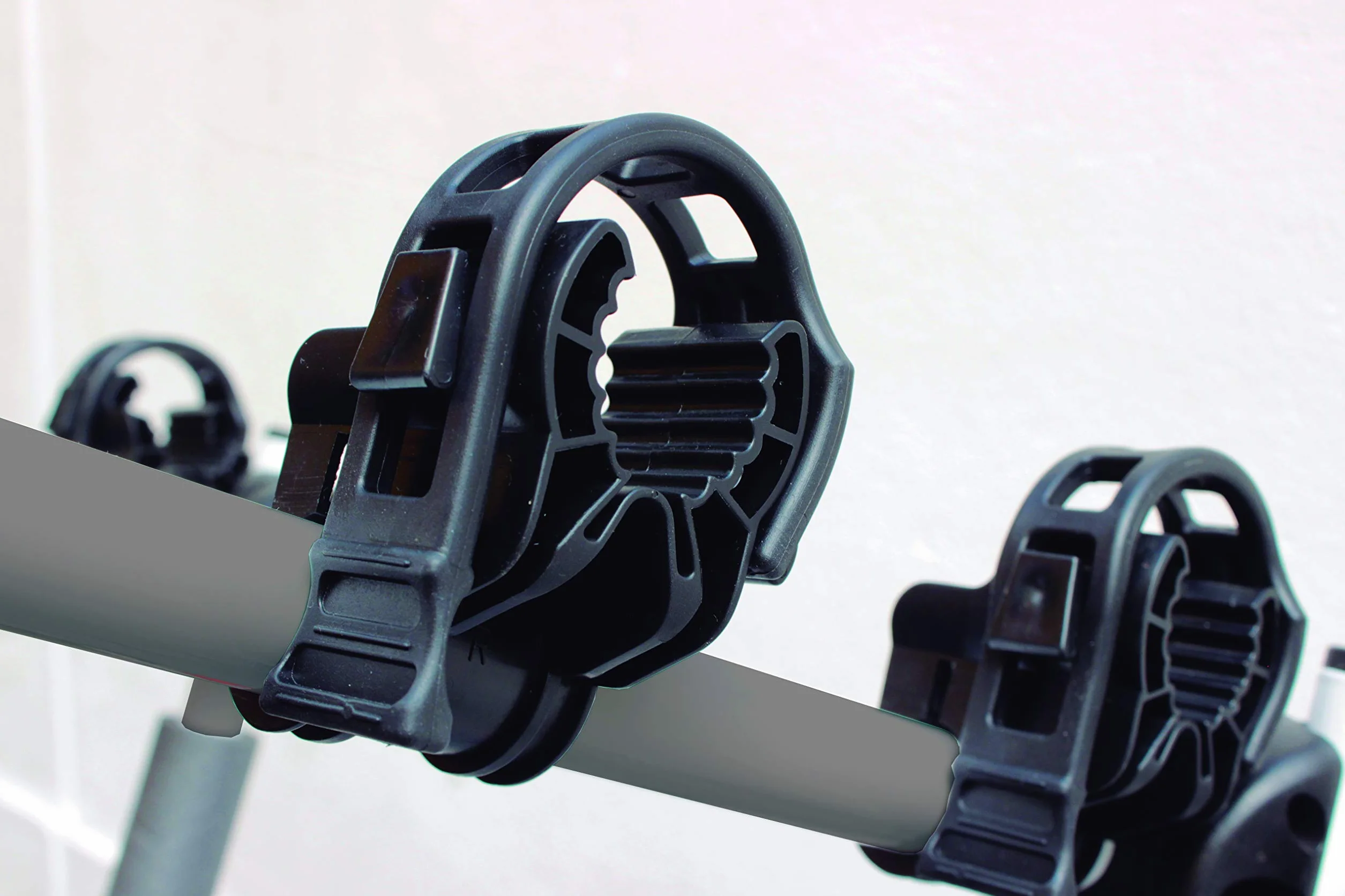 Portabicicletas Portón Trasero Easy V3 MAX para 3 Bicicletas -15kg/Carril - Chasis de Acero - Brazos Ajustables a Todo Tipo de Bicicletas - Plegable