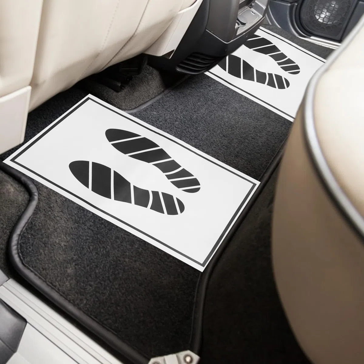 FAVOMOTO 50 alfombrillas de papel desechables para coche, color blanco y negro