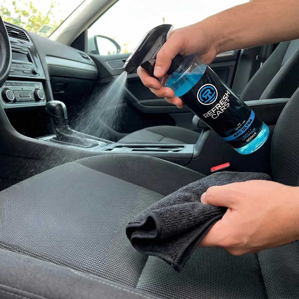 APC Ultraconcentrado Eco - Limpiador Multiusos Concentrado Coche 1 L + Spray 500 ml - Hasta 20 L Diluido, Biodegradable, pH Neutro, Sin Amoniaco - Interior, Salpicaderos, Llantas y Hogar