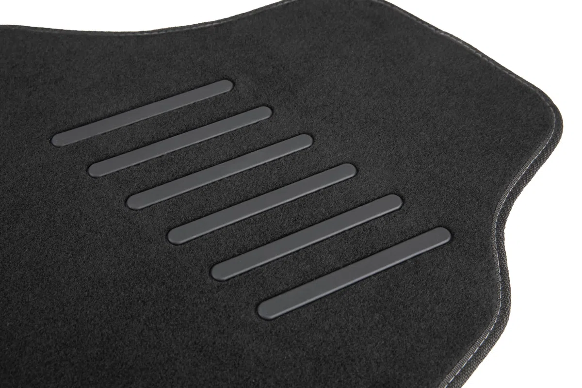 Sparco Alfombrillas de Coche de Moqueta 4 Piezas, Amazon Exclusive, Poliéster Resistente con Talonera, Antideslizantes, Fáciles de Instalar y Limpiar