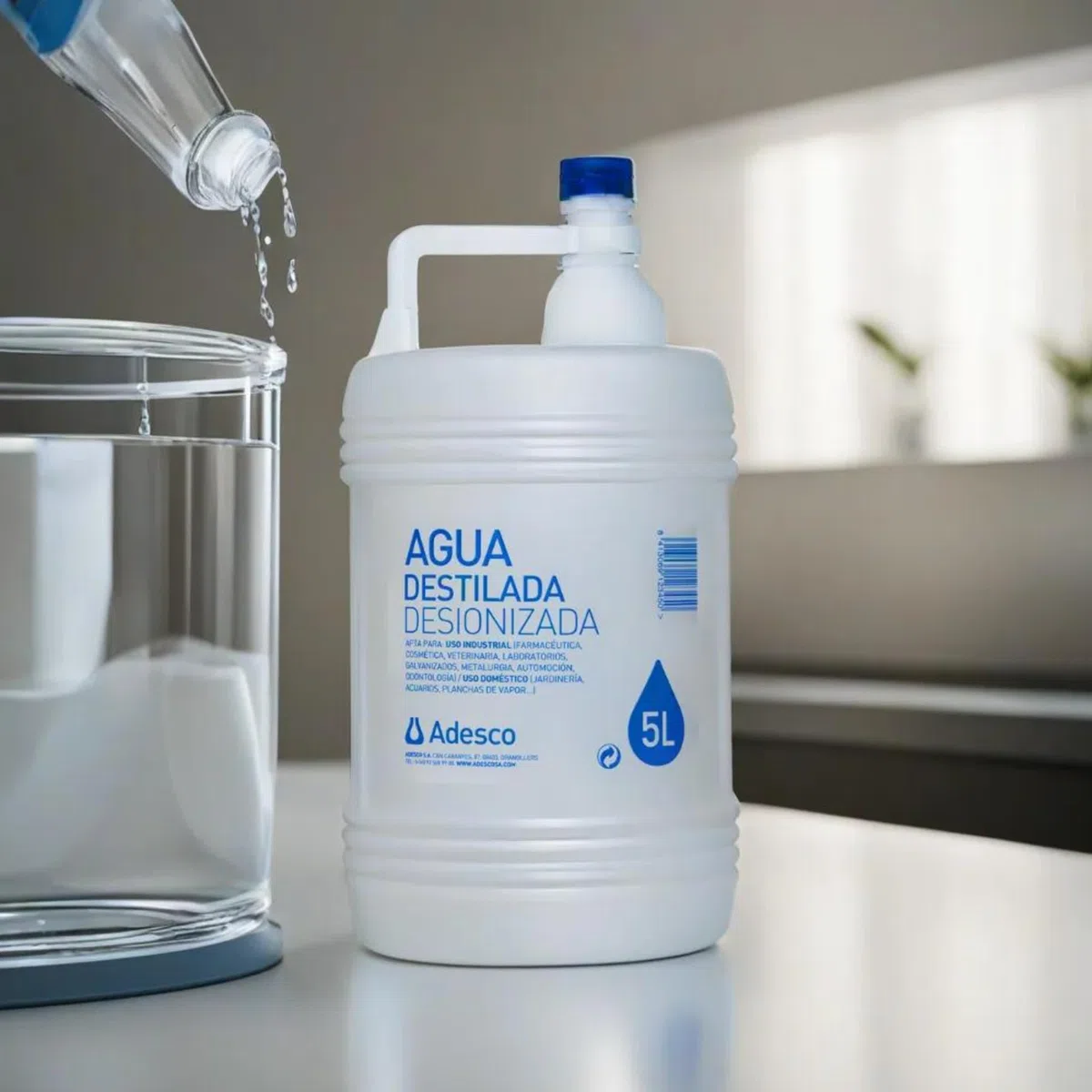 ADESCO Agua Desionizada 3 x 5L Apta para CPAP Autoclave Plancha Baterías Plantas Limpieza Técnica Múltiples Usos 1 Caja con 3 Garrafas de 5 Litros