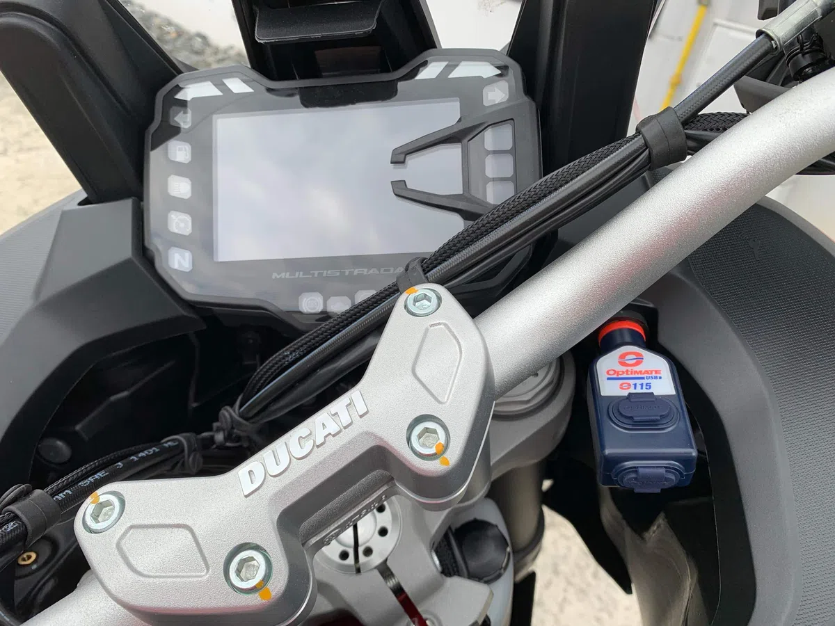 Optimate TecMate USB O-115, Cargador USB Impermeable de Salida Doble de 3300 mA, con Conector Motocicleta (Compatible con BMW, Triumph, Ducati Multistrada)