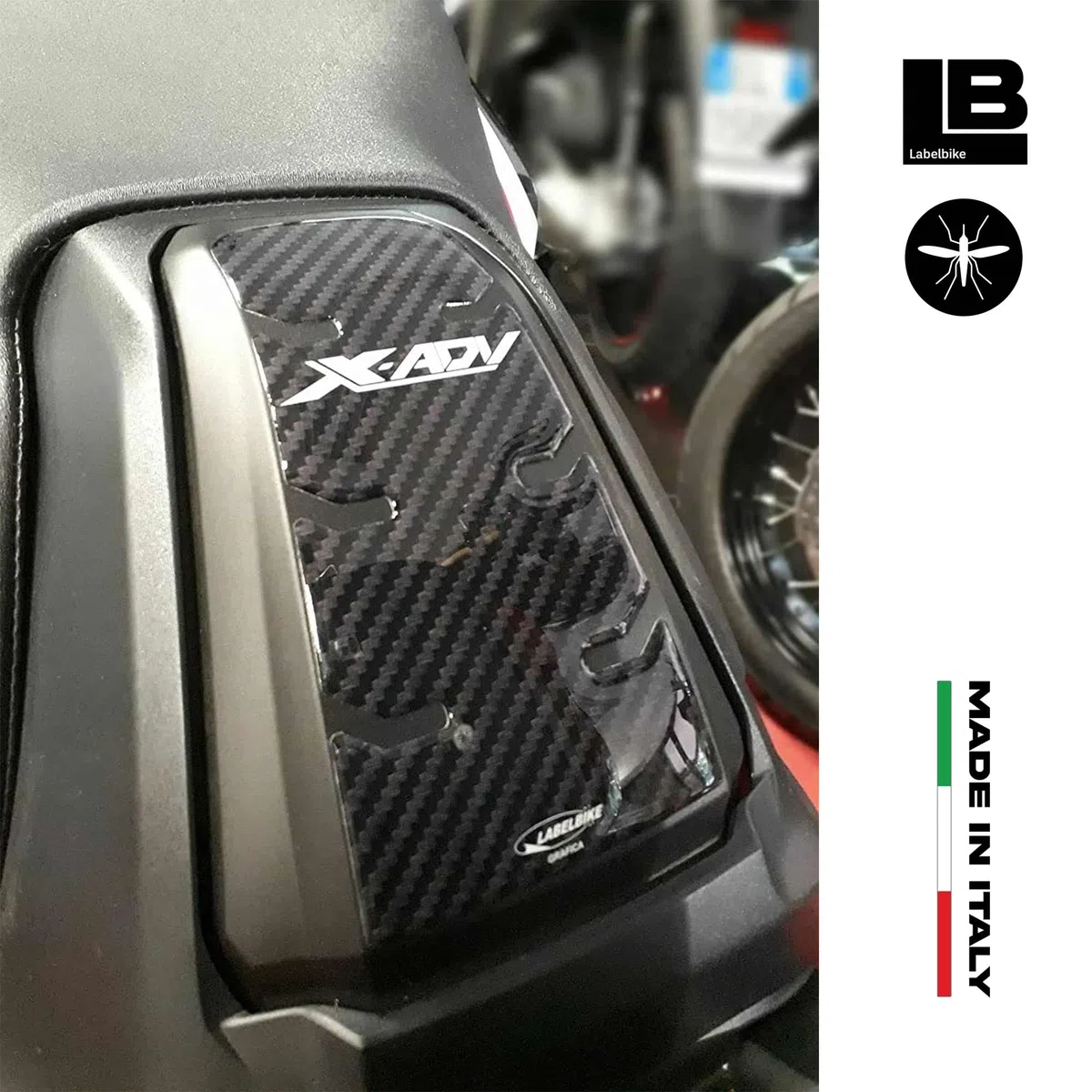 labelbike - Pegatina 3D Puerta Depósito Xadv Decoración y Protección Moto Scooter con Licencia Oficial Honda en Resina Compatible con Honda X-ADV 750 2017-2020 - Color Carbono