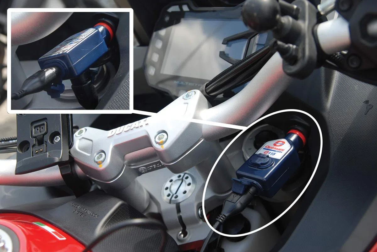Optimate TecMate USB O-115, Cargador USB Impermeable de Salida Doble de 3300 mA, con Conector Motocicleta (Compatible con BMW, Triumph, Ducati Multistrada)